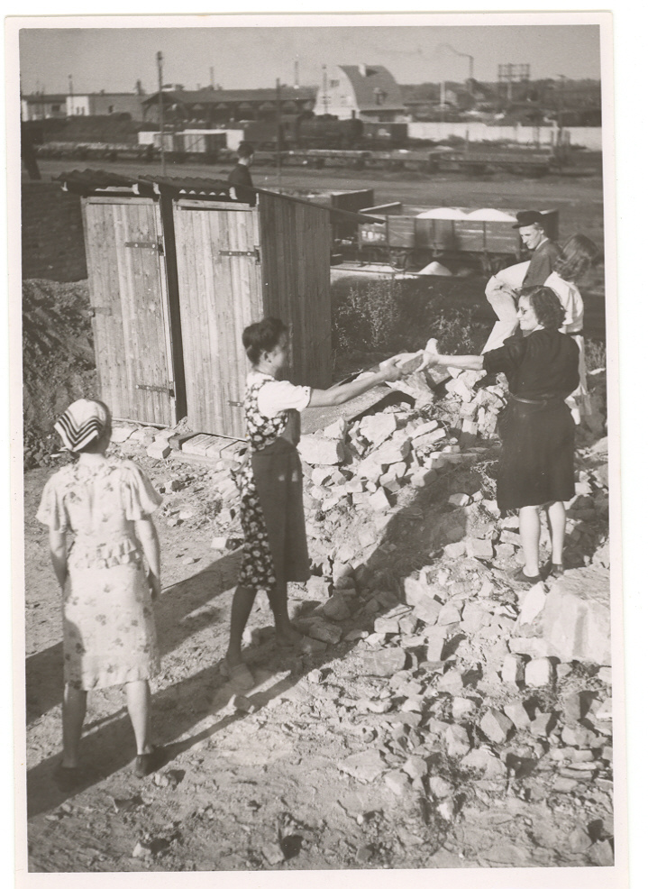 1945 Trümmerfrauen in Bernburg 03 Museum Schloss Bernburg