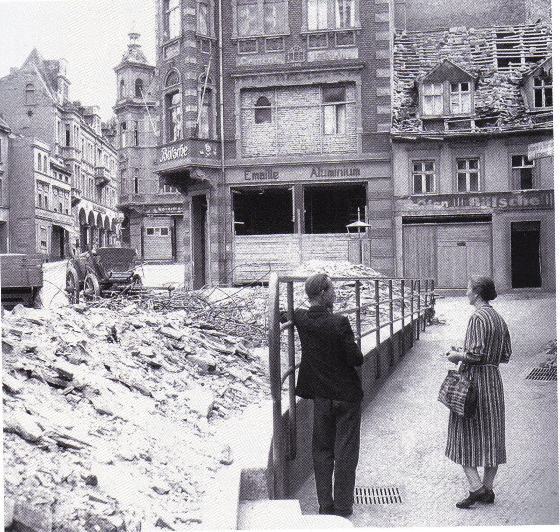 Saalplatz nach Brückensprengung (15.04.1945) Museum Schloss Bernburg